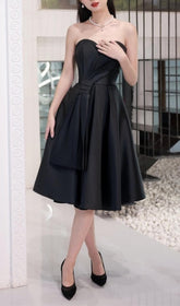 TRÄGERLOSES SATIN-MIDIKLEID IN SCHWARZ